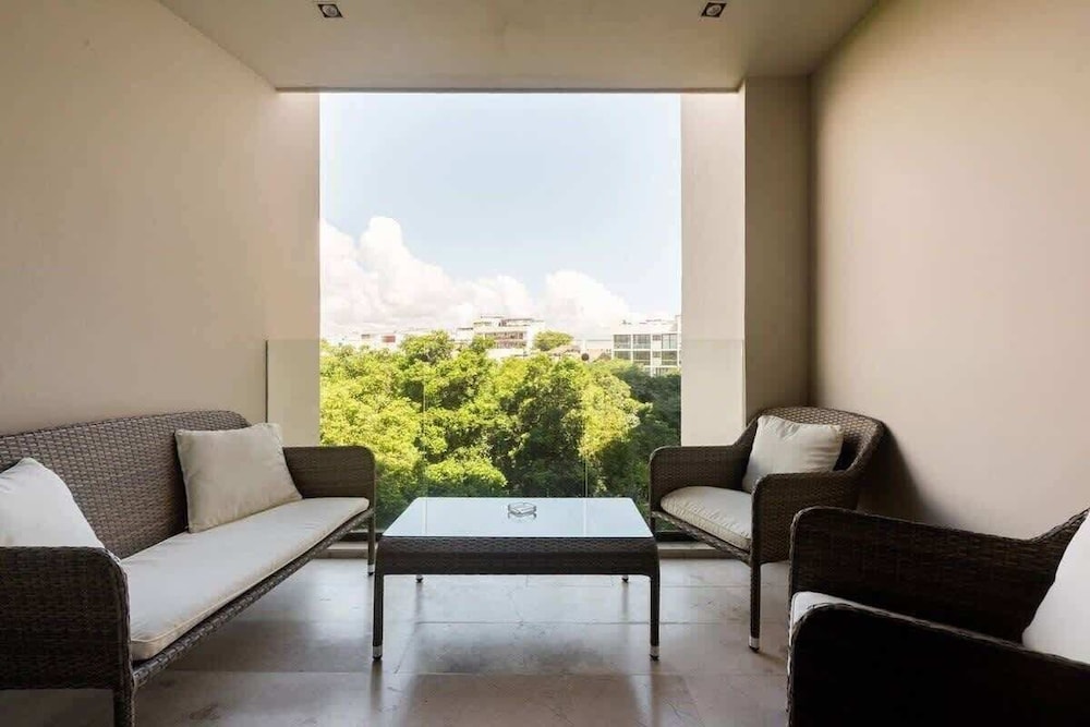1 Br. Steps From the Beach Roof W/ocean View