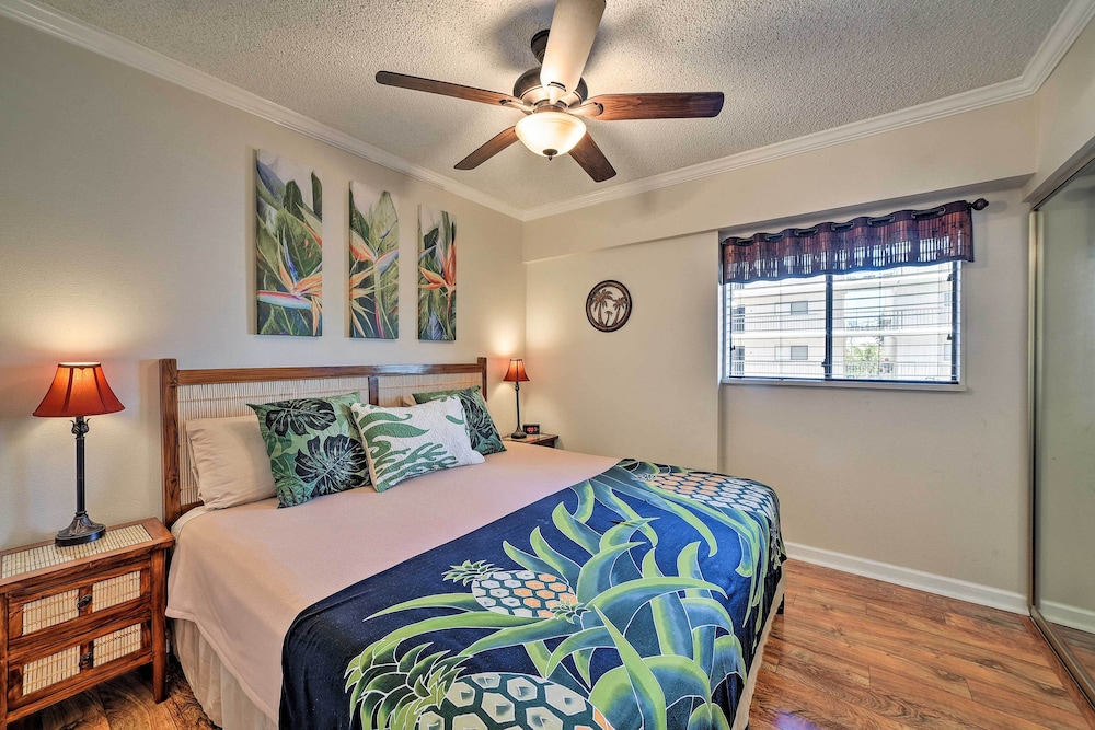 Downtown Air Conditioned Condo: Walk to Beaches