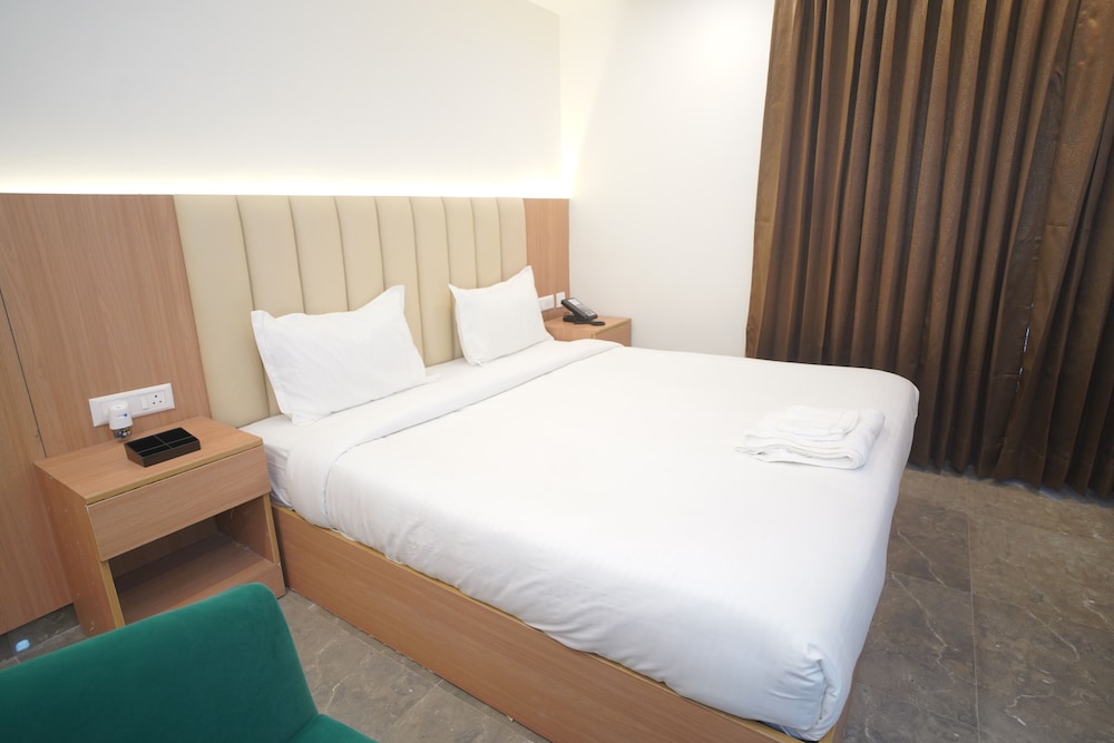 Royal Raven Hotel And Banquet