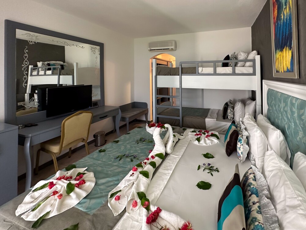 Tiana Beach Tatil Köyü - Her Şey Dahil - Image 11