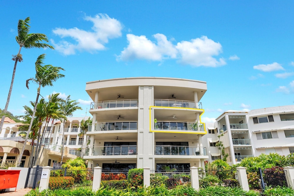 Beachfront 3-bed With Pool & Stunning Ocean Views
