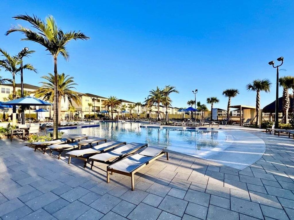 Stunning 4 Bed Townhome Pool & Waterpark 4 Bedroom Townhouse