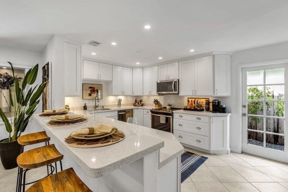 New Waterfront Oasis, Minutes to Beach, Eats, Shops