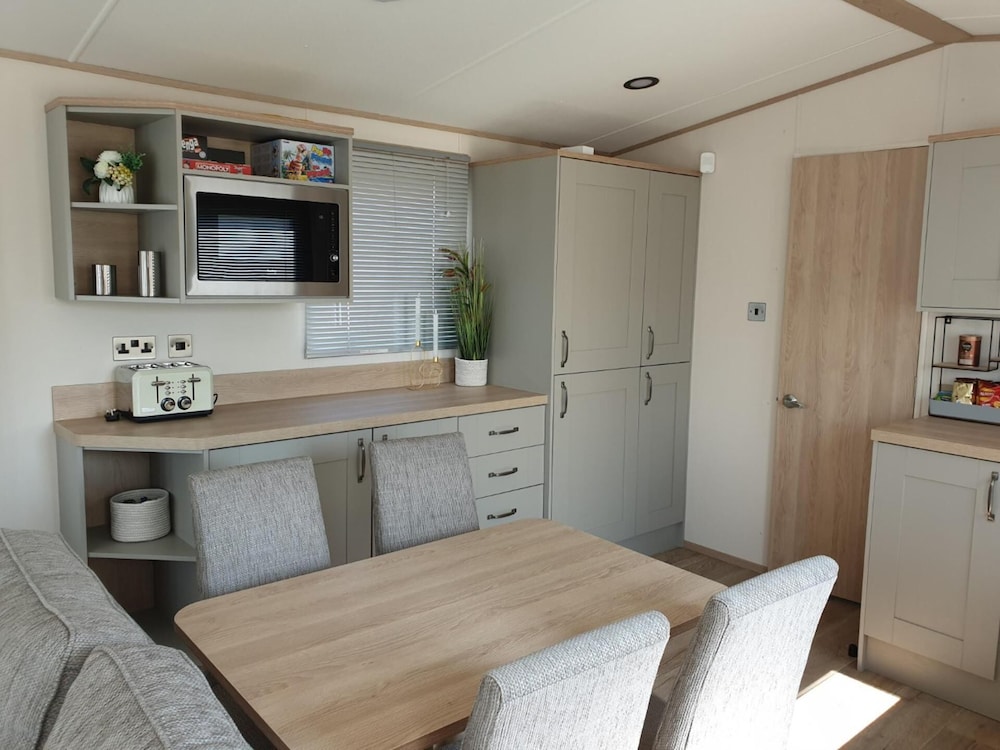 The Sea Breeze - Captivating Caravan in Camber view 4