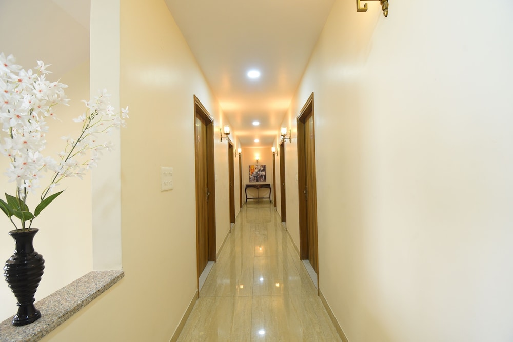 Hotel Royal Retreat - Business & Leisure Hotel