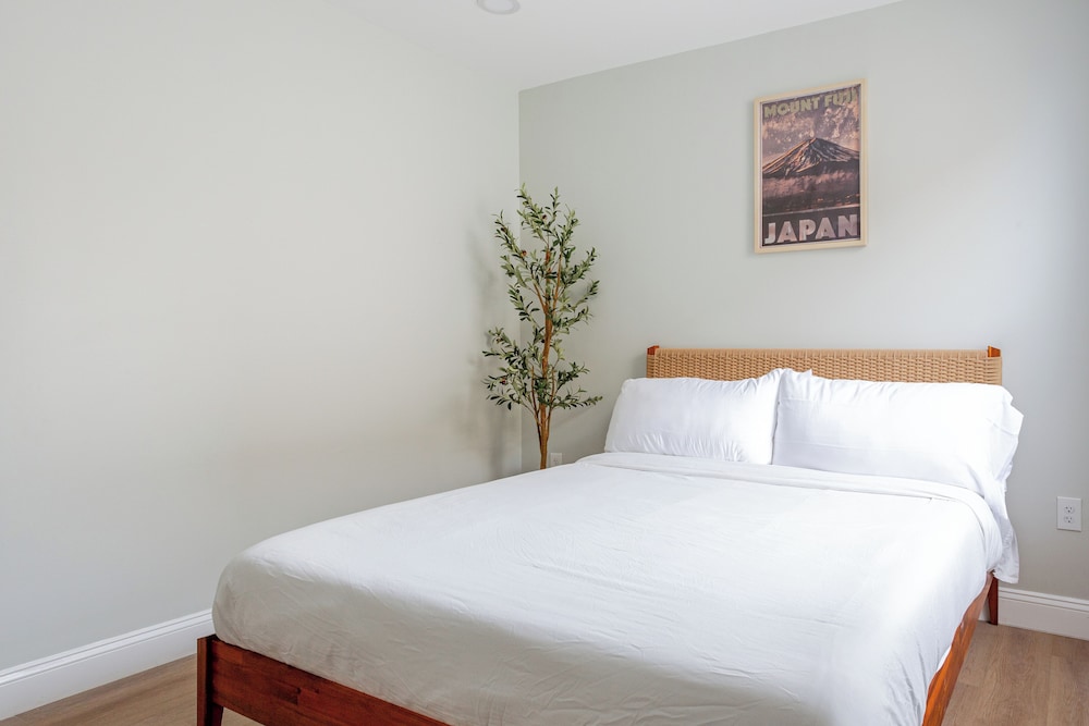 Stylish Minimalist Stay in City Center