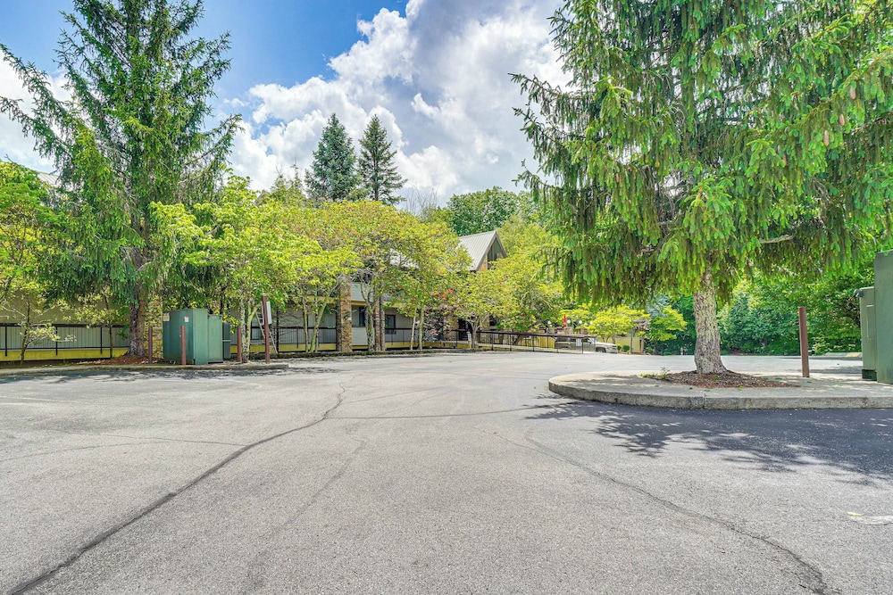 Hike, Swim & Explore: Mtn-view Condo in Gatlinburg