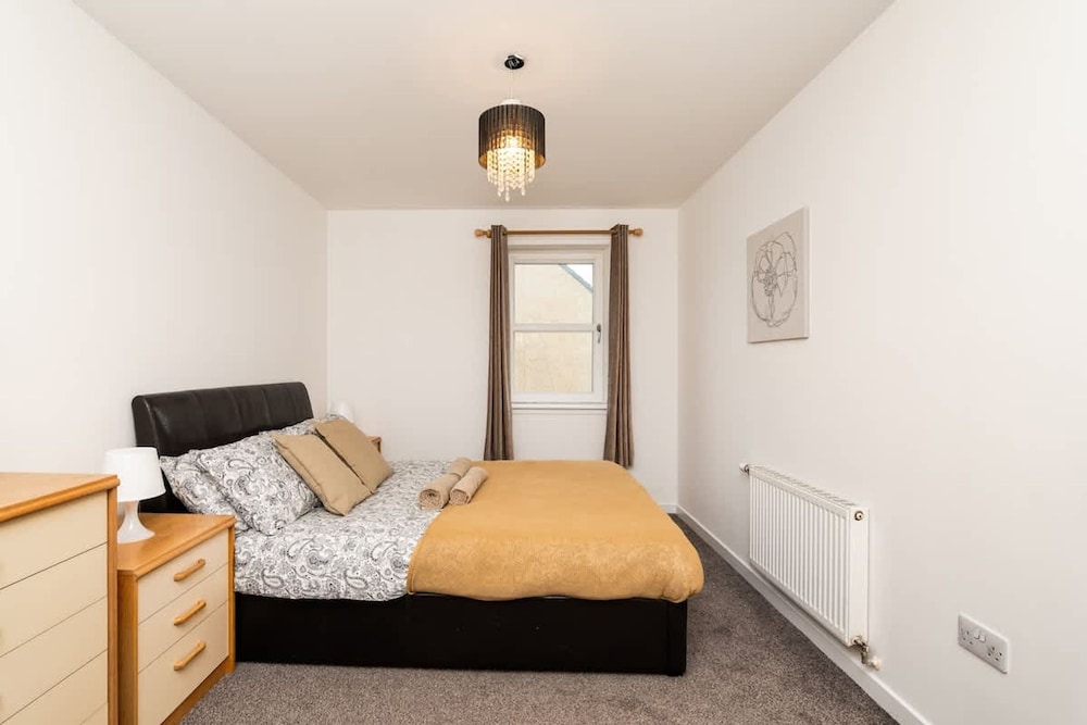 3 Bedroom House - Free Parking