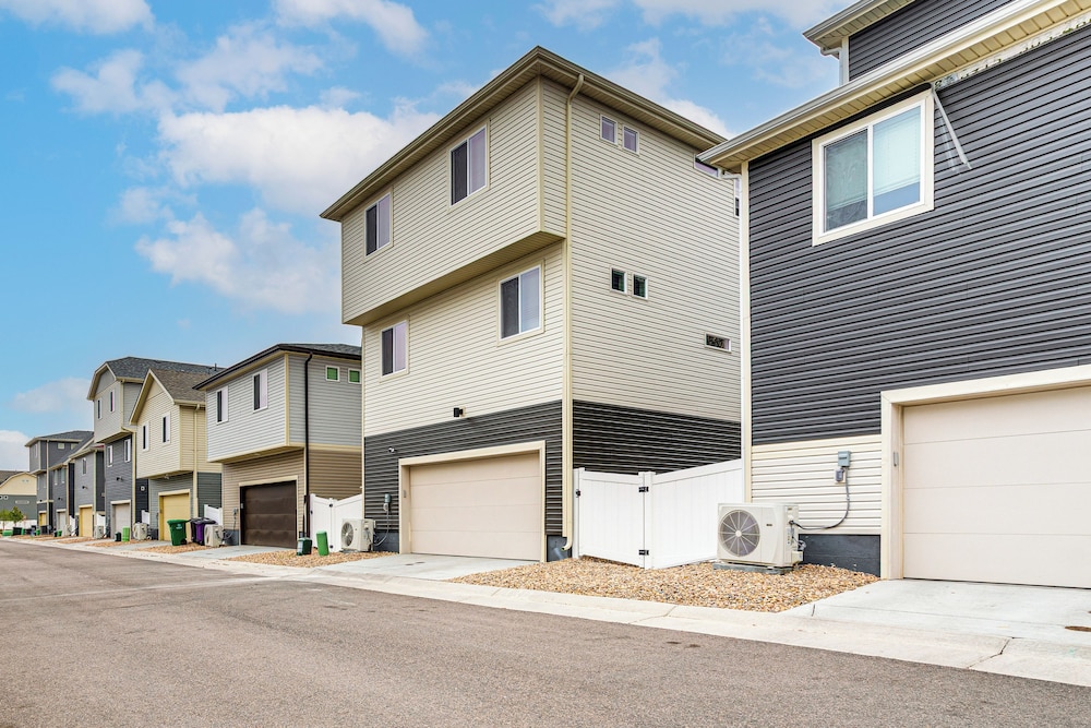 13 Mi to Dtwn Denver: Spacious Home w/ Balcony!