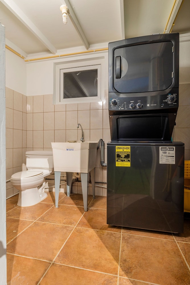 Spacious Renovated House Prvt Pool 5 min to Bch
