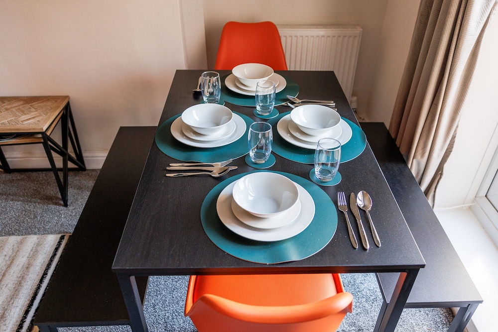 Darlington 4Bd Home: Modern Comfort & Free Parking