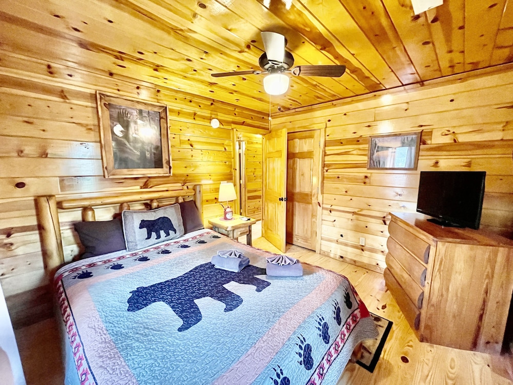 Little Sugar Camp 3 Bedroom Cabin by RedAwning