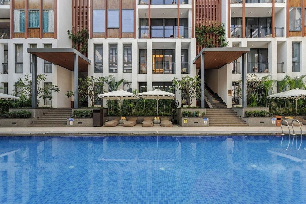 Hidden Gem Luxe Suite w Pool View - 1km to Beach