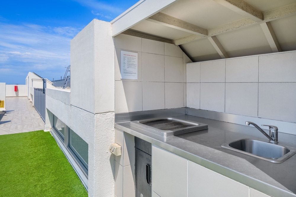 Beachside Unit in the Heart of Manly-ocean Views