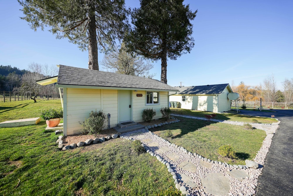 Near Rivers & Trails: Cabin in Rural Grants Pass