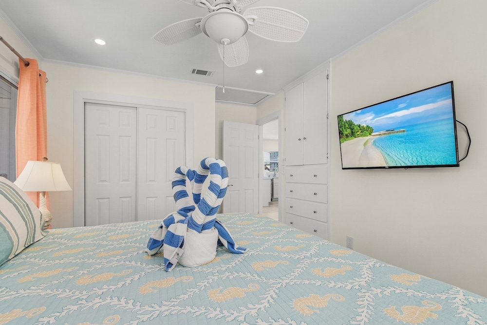 920 Bay Breeze Bungalow: Stunning Bay View Home W/ Heated Pool! 2 Bedroom Home