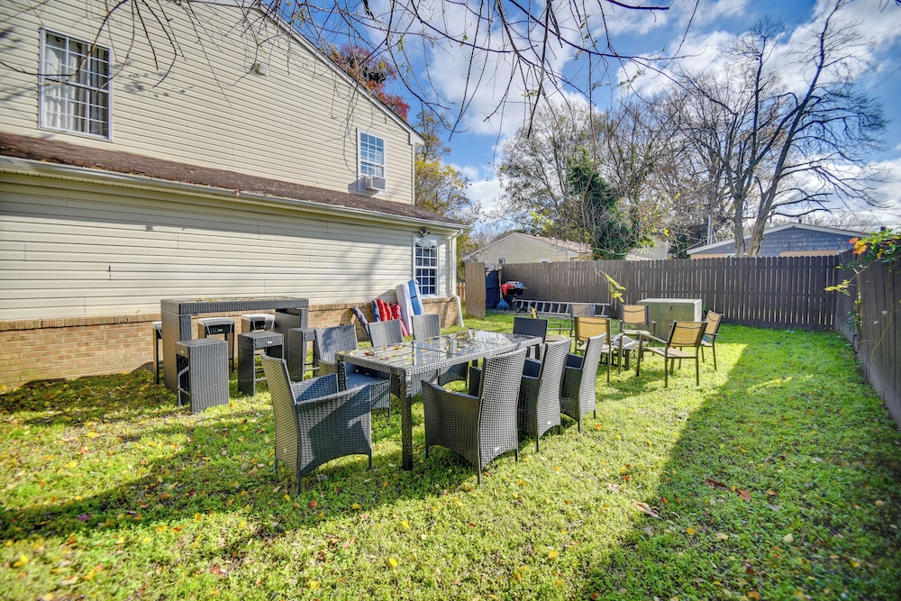 < 1 Mi to Beach! Quaint Norfolk Duplex w/ Yard
