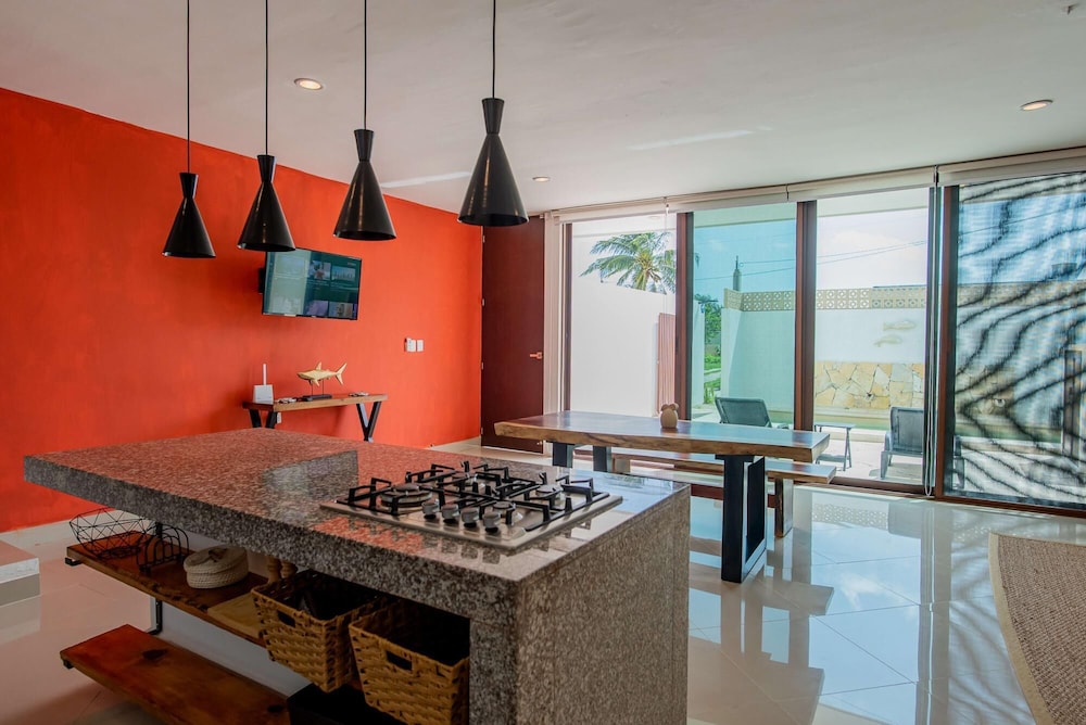 New Modern Villa Private Pool 2 Blocks From the Beach Sleeps 6 view 4