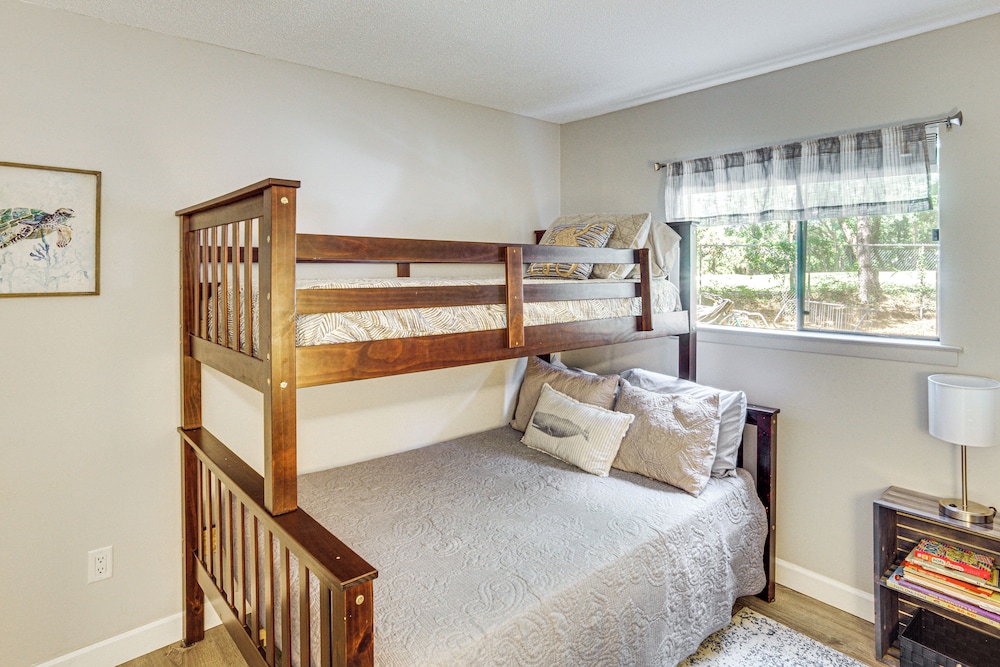 Access to Folly Field Beach & Pools: Coastal Condo