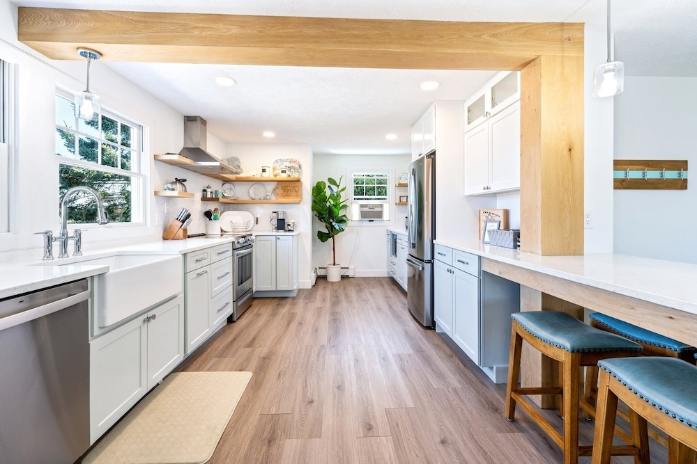 Beachwood Getaway Sleeps 10!