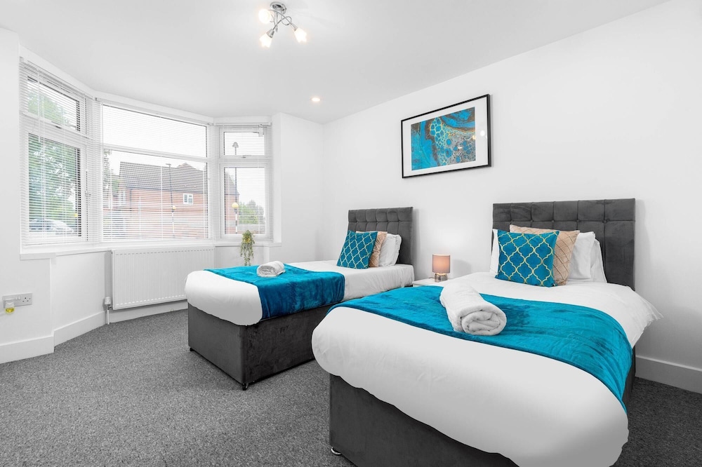 Spacious House With Garden Close to Birmingham City Centre view 4