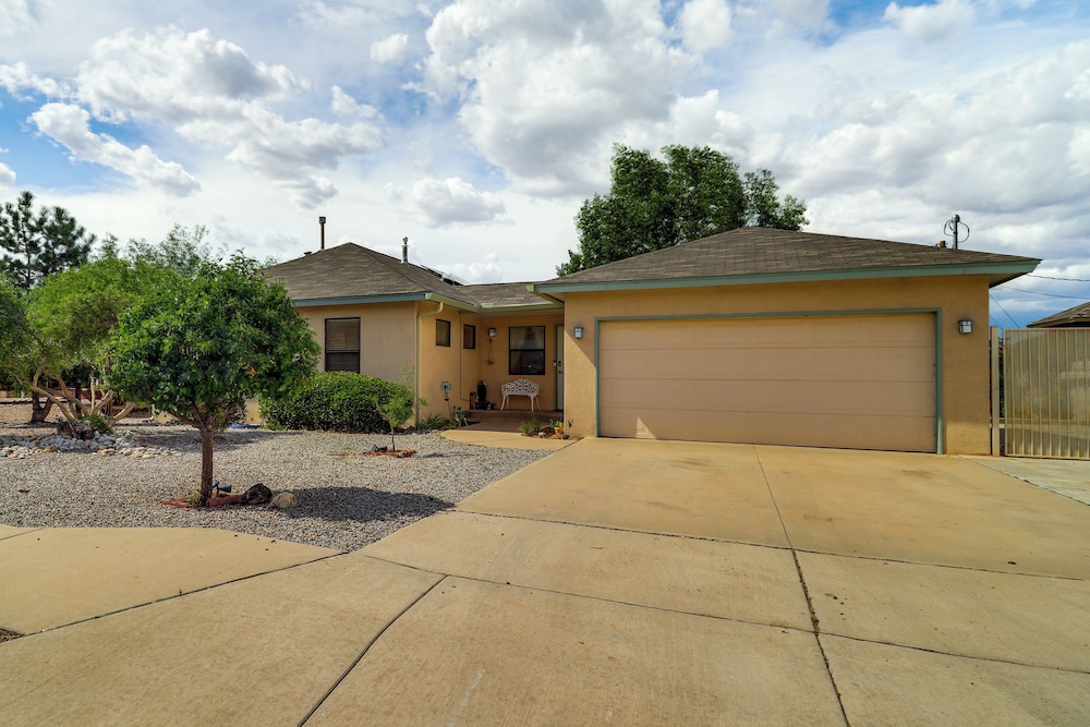 Outdoor Bar & Large Pool: Retro ABQ Retreat!