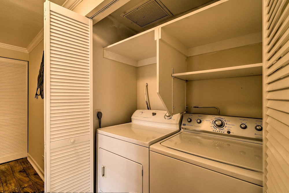 Downtown Air Conditioned Condo: Walk to Beaches