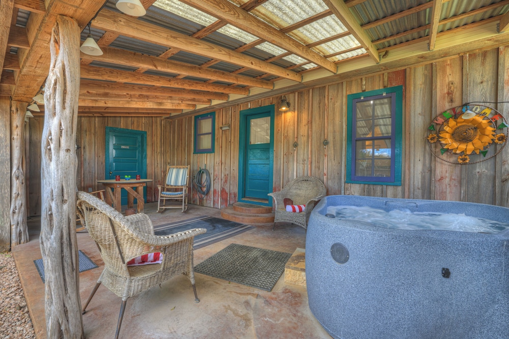 The Willows Retreat - Sleeps 17, Hot-tubs, Close to Main Street!