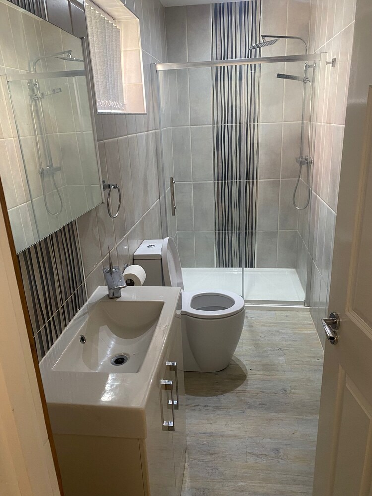 Beautiful 1-bed Apartment in Wolverhampton view 3