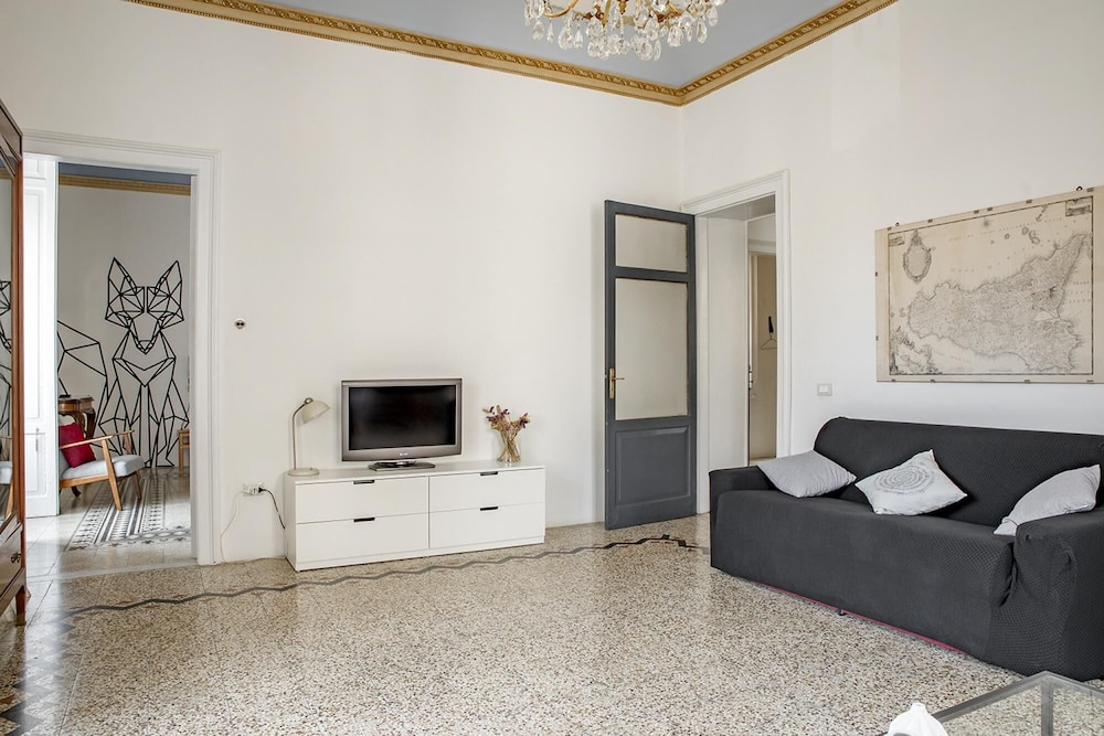 Cavour Apartment With Balcony by Wonderful Italy photo 4