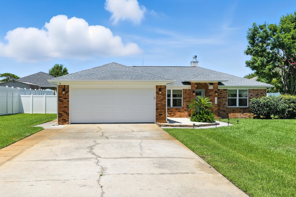 Sunny 3BR w/Hot Tub & Game Room Home