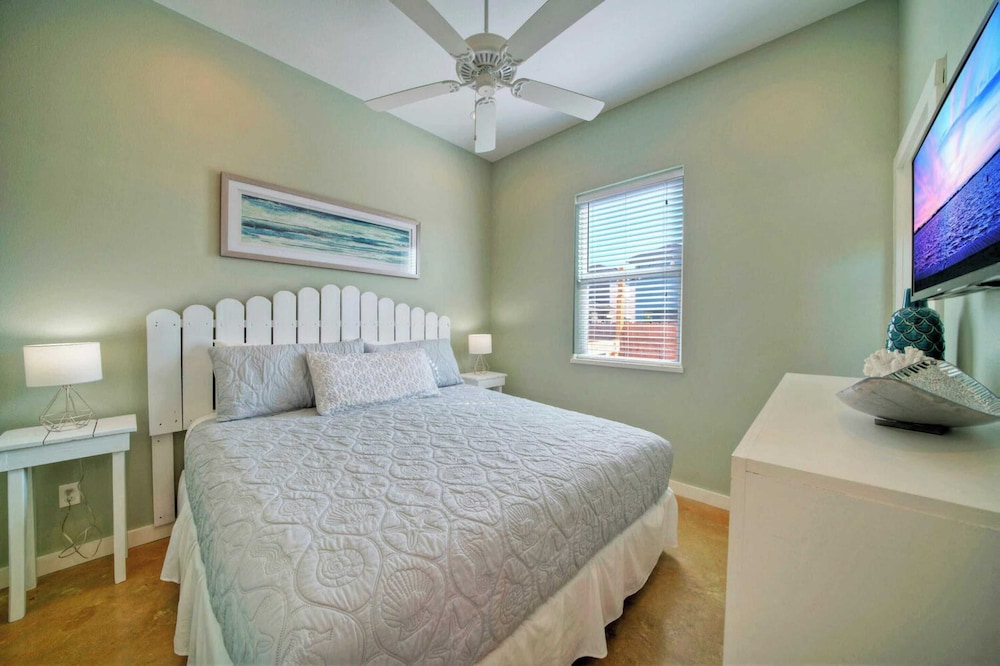 Sleeps 24, 2 Homes Pool, Backyard Tiki Bar, Fire Pit, Cornhole Walk to Beach
