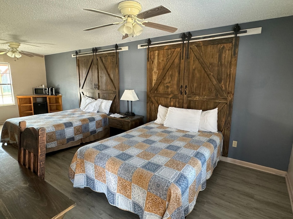 Four Horsemen Hotel - Property Image 1