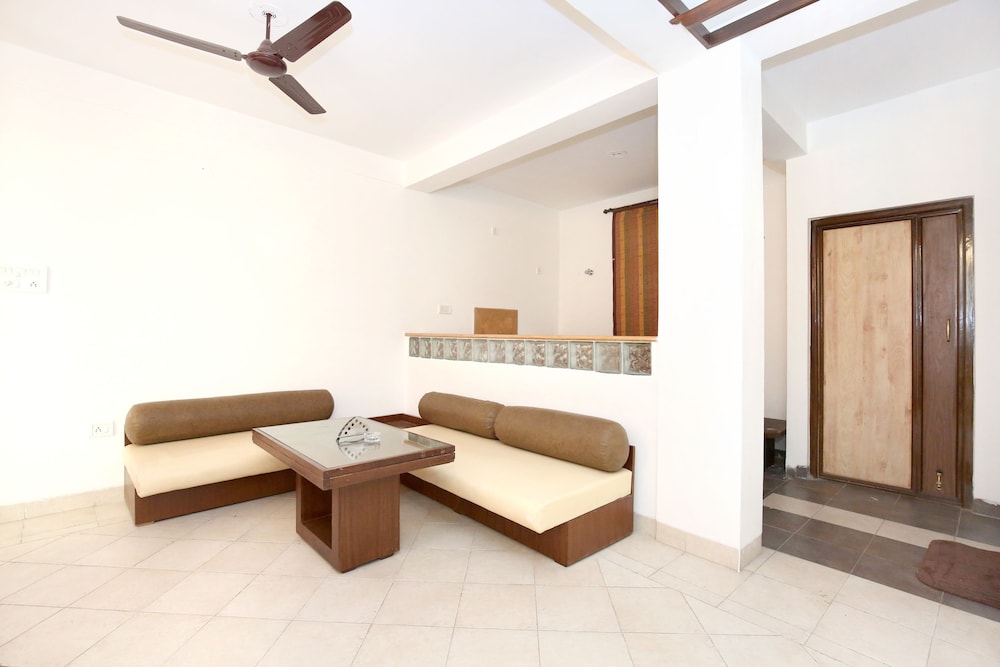 OYO 10976 Home Cheerful 2BHK Scenic Barog