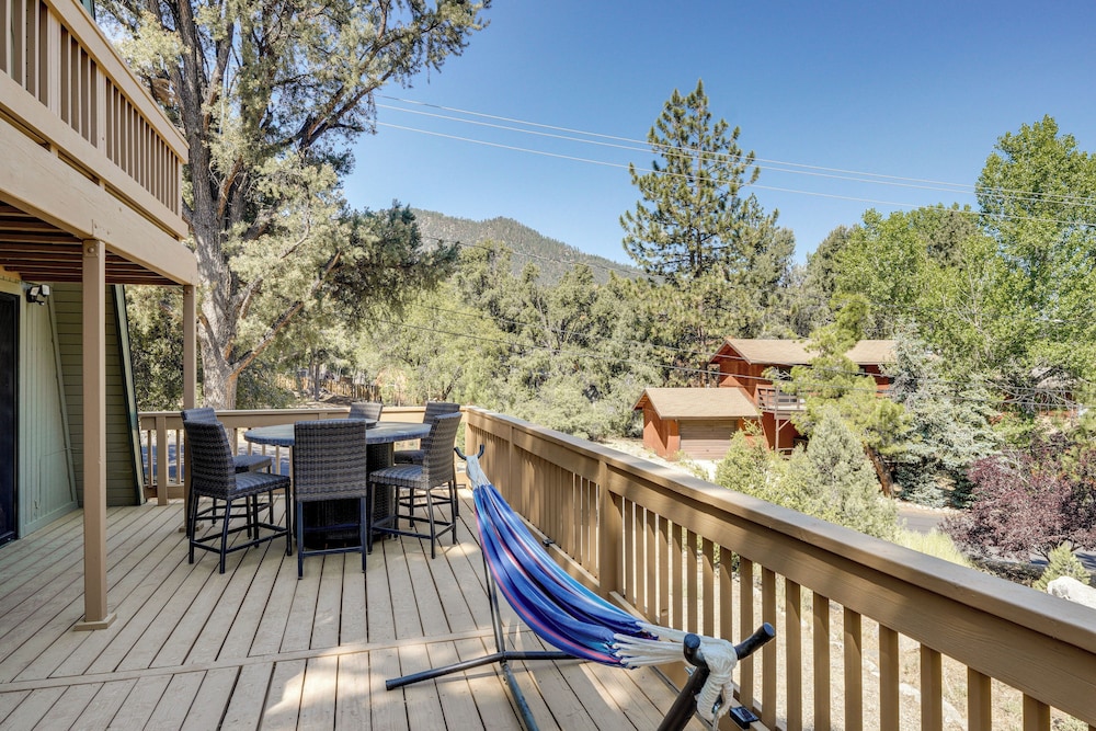Walk to Village: Cozy Cabin in Pine Mountain Club!