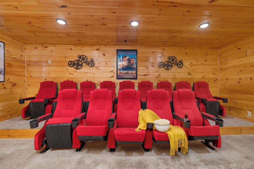 Evergreen Echo by Avantstay Cabin w/ Mountain Views, Theater, Game Room, and Hot Tub