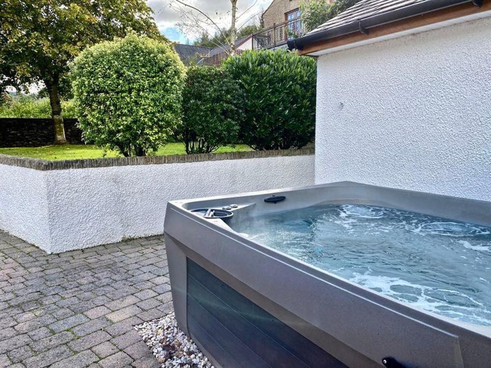 Detached Lakeland Cottage With Private hot tub
