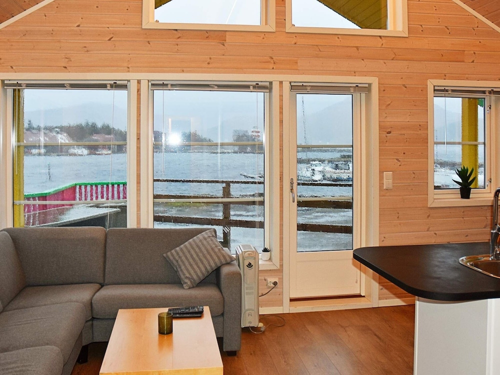 6 Person Holiday Home in Maloy-by Traum