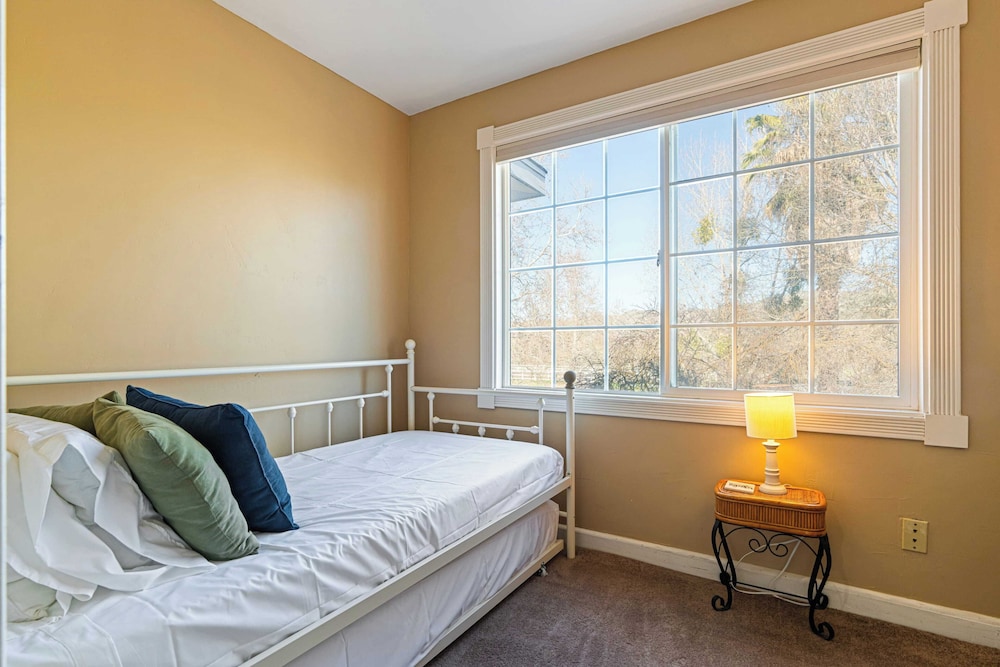 Victorian Manor In Paso Robles Wine Country + Pool, Hot Tub, Firepit, Tennis Court Sleeps 28