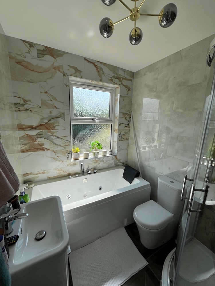 Cardiff - Sleeps 7 - Parking - Jacuzzi - Garden