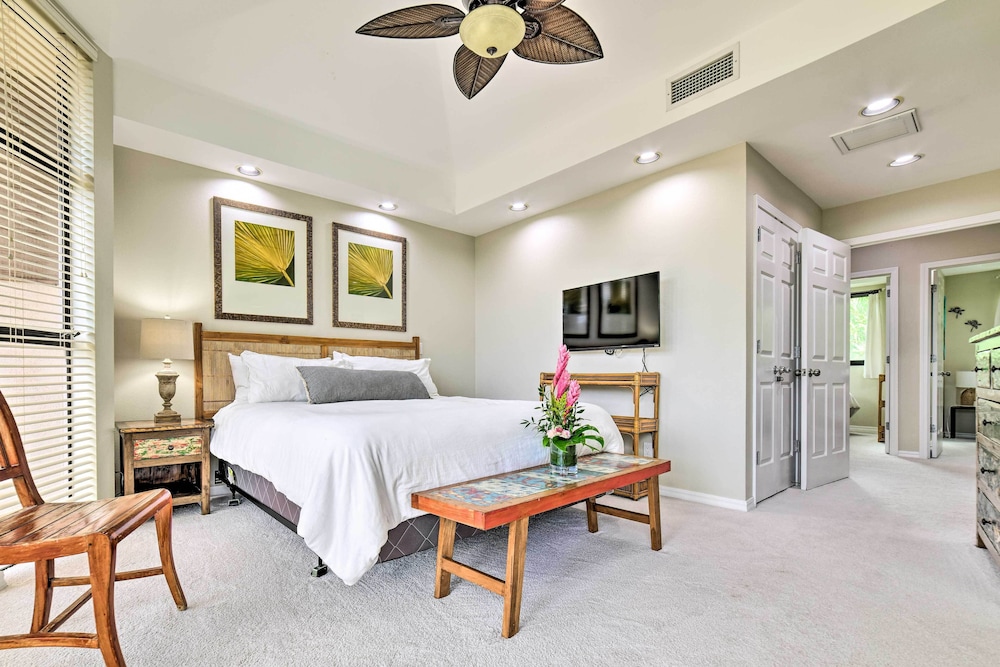 Bright & Airy Lahaina Condo - Walk to Beach!