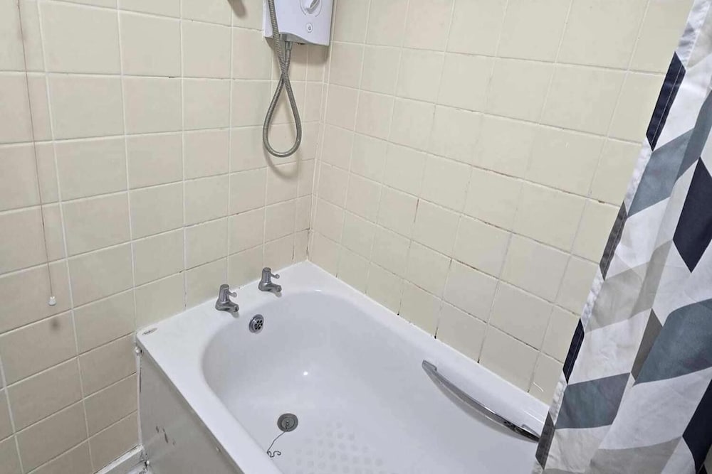 3 Bed House- Sleeps 6 - Parking - Wifi