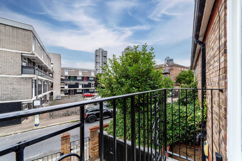 Spacious Battersea Gem With Balcony Bliss