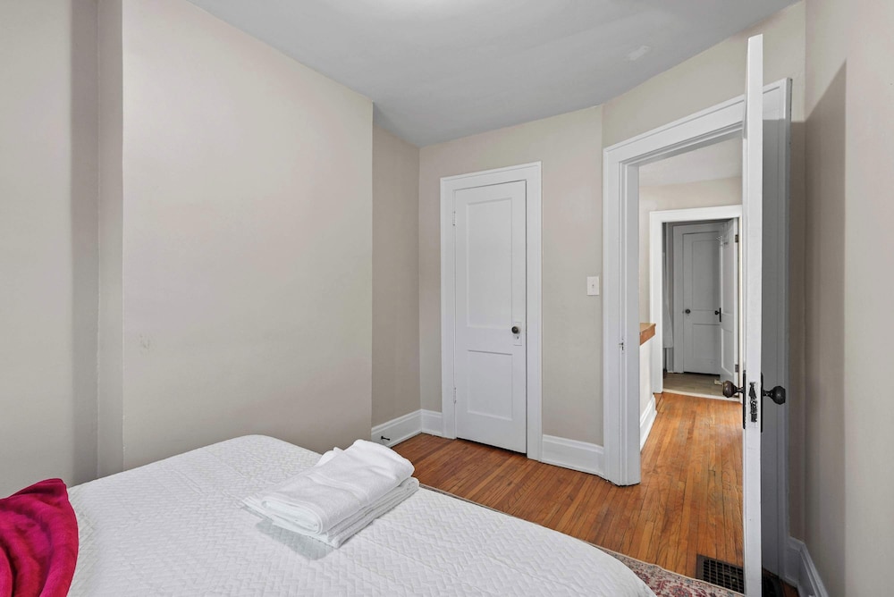 Tibet Twins Suites For 12!