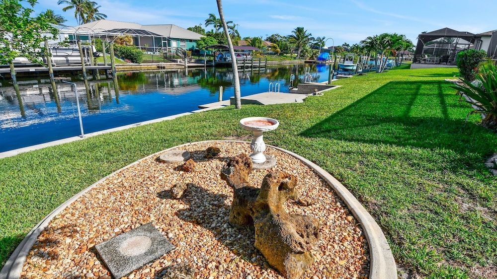 Just Chill Modern Canal Villa w Heated Pool