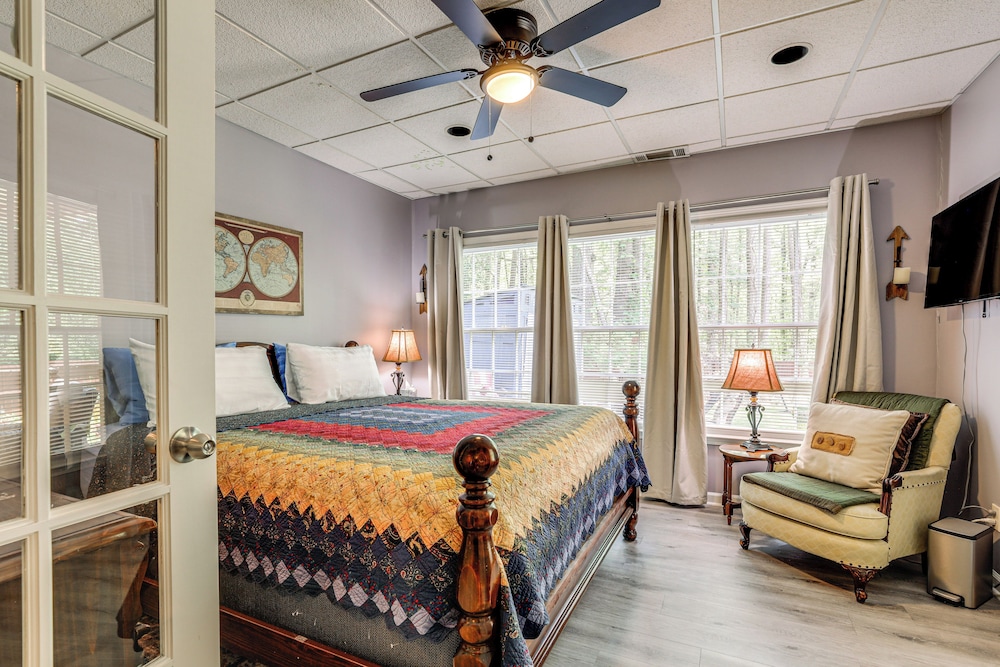 Spacious Yard & Bbq: Chic Escape in Lawrenceville!