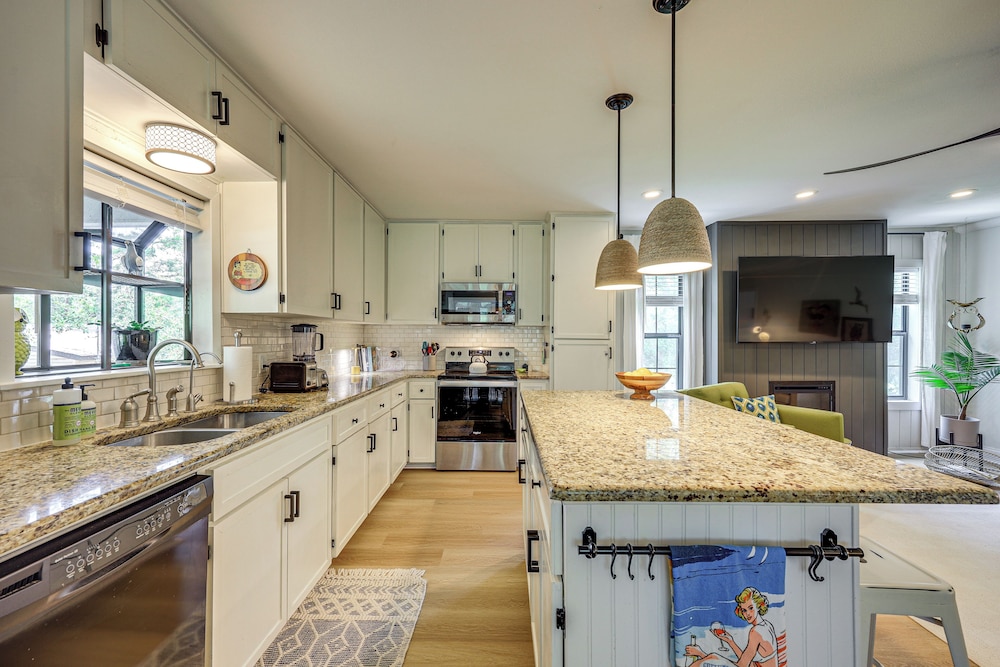 Mod on the Guad Home w/ Lake Mcqueeney Views!