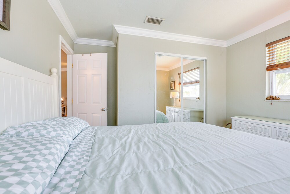 Dog-friendly Getaway: Steps to Fort Myers Beach!