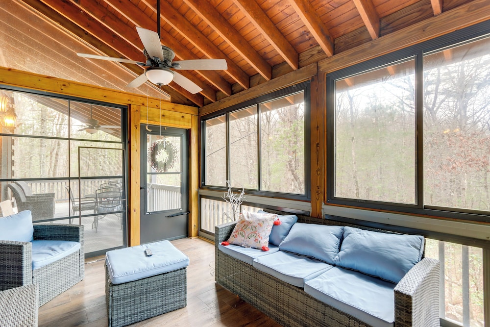 9 Mi to Dtwn Blue Ridge: Cabin w/ Deck & Grill!