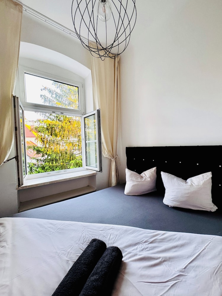 Peaceful 2BR Stay Well Connected
